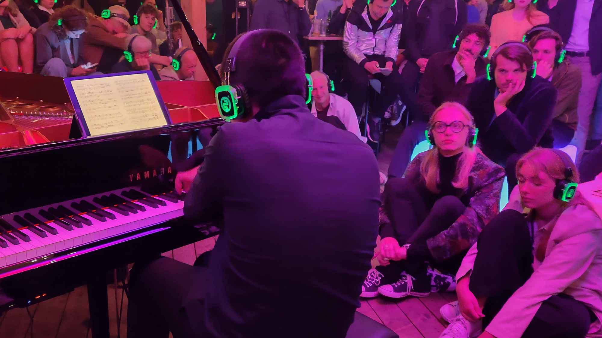 Concierto de piano Yamaha con auriculares inalámbricos